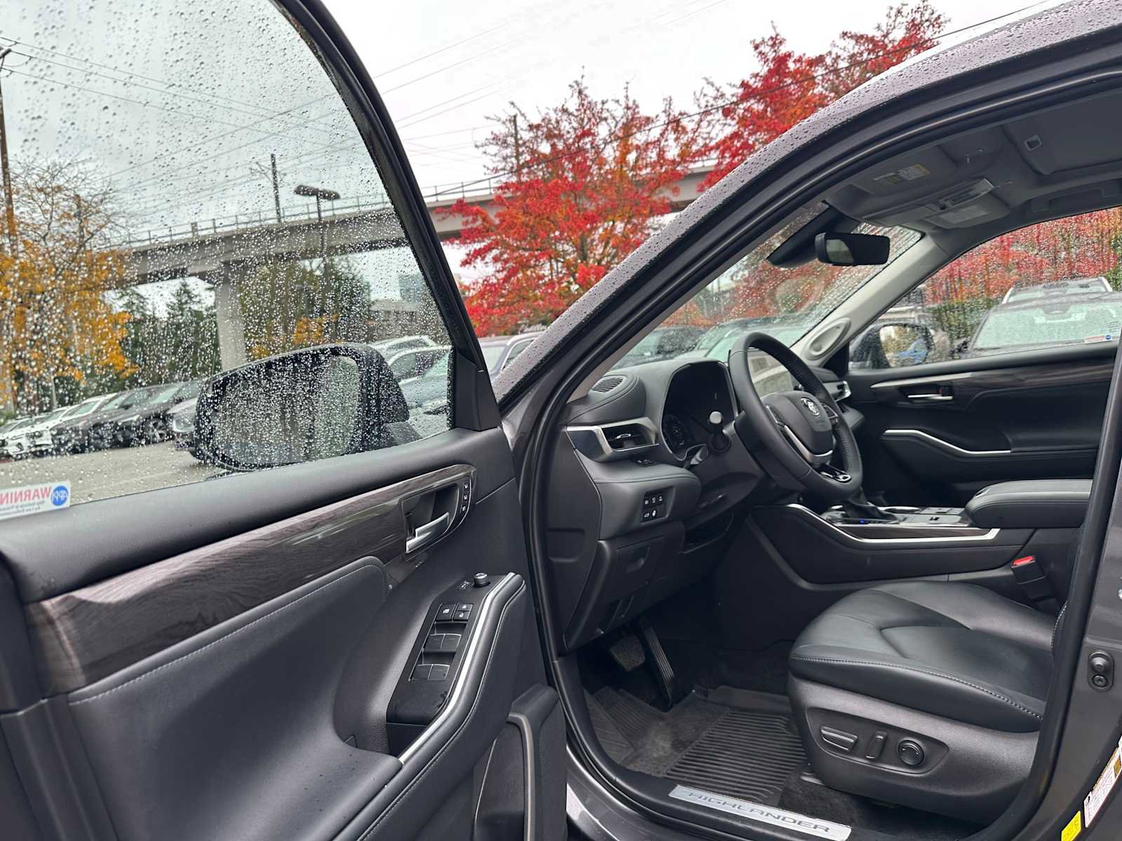 Used 2025 Toyota Highlander Limited image 21