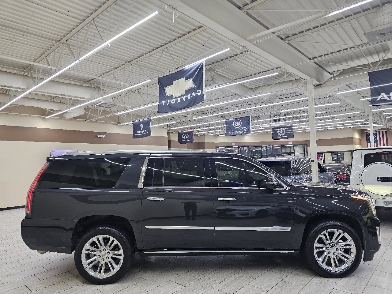Used 2019 Cadillac Escalade ESV Premium Luxury w/ LPO, Radiant Package image 5
