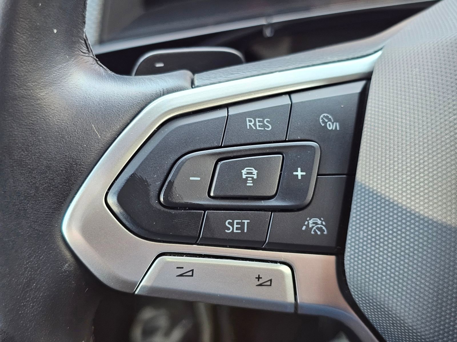 Used 2024 Volkswagen Atlas Cross Sport SEL Premium R-Line image 18