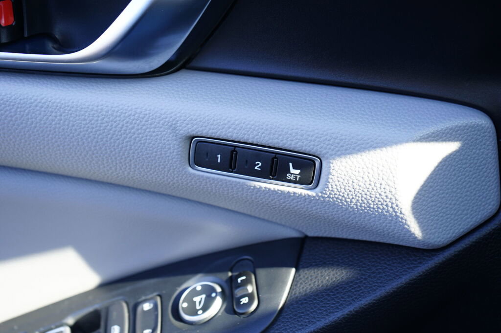 Used 2018 Honda Accord Touring image 16