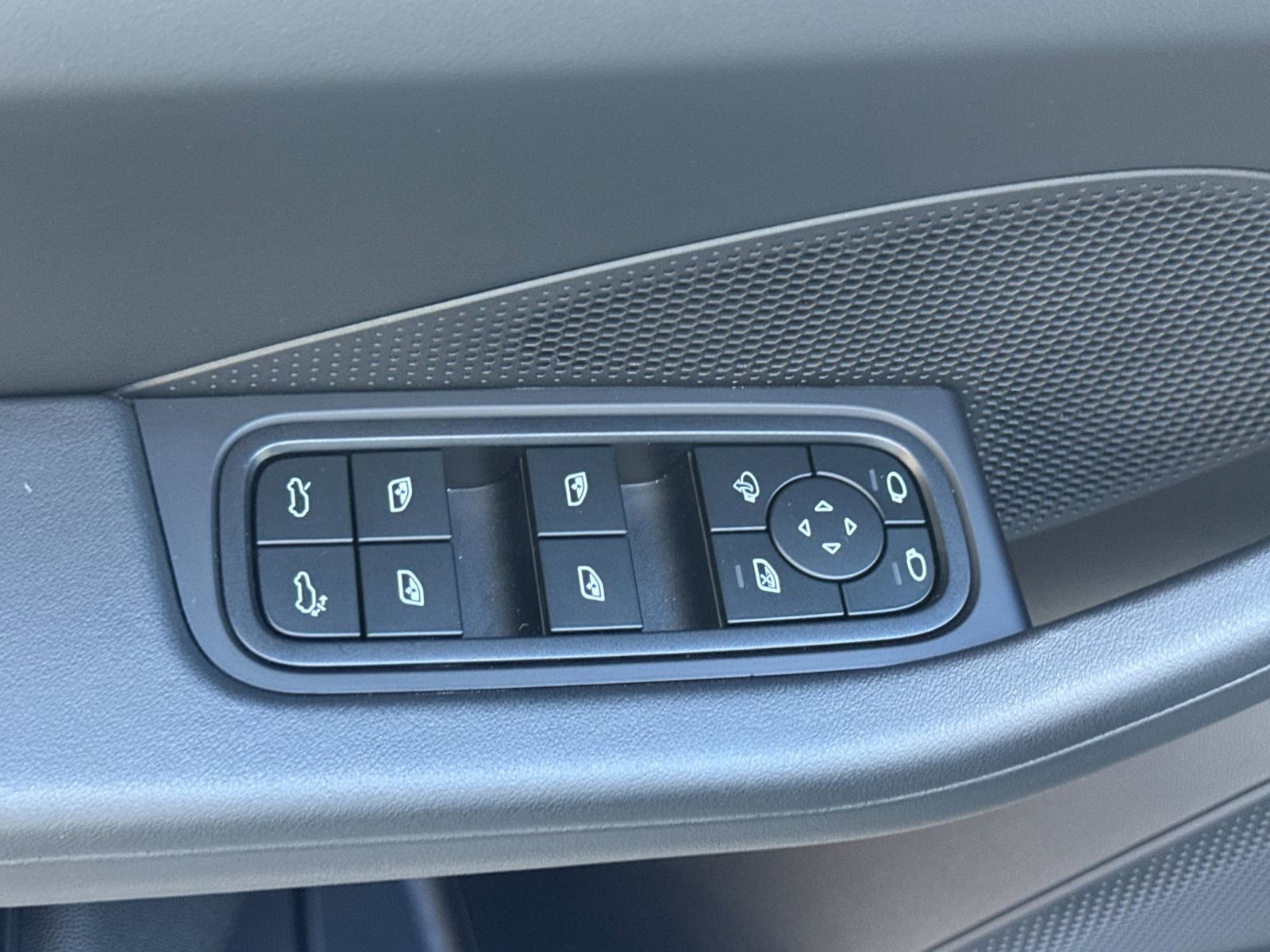 Certified 2025 Porsche Macan Electric image 13