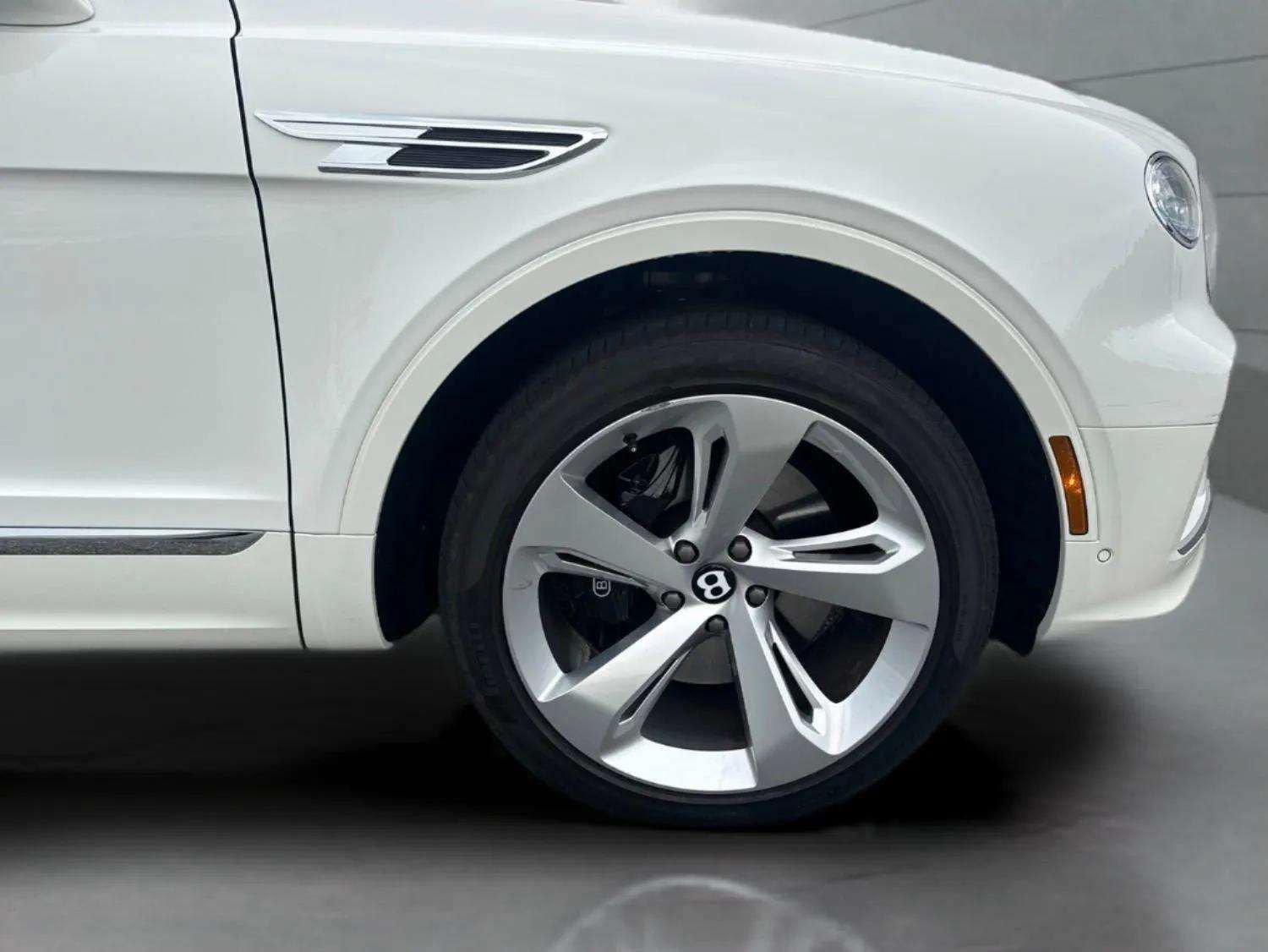 Certified 2025 Bentley Bentayga AWD/4WD image 9