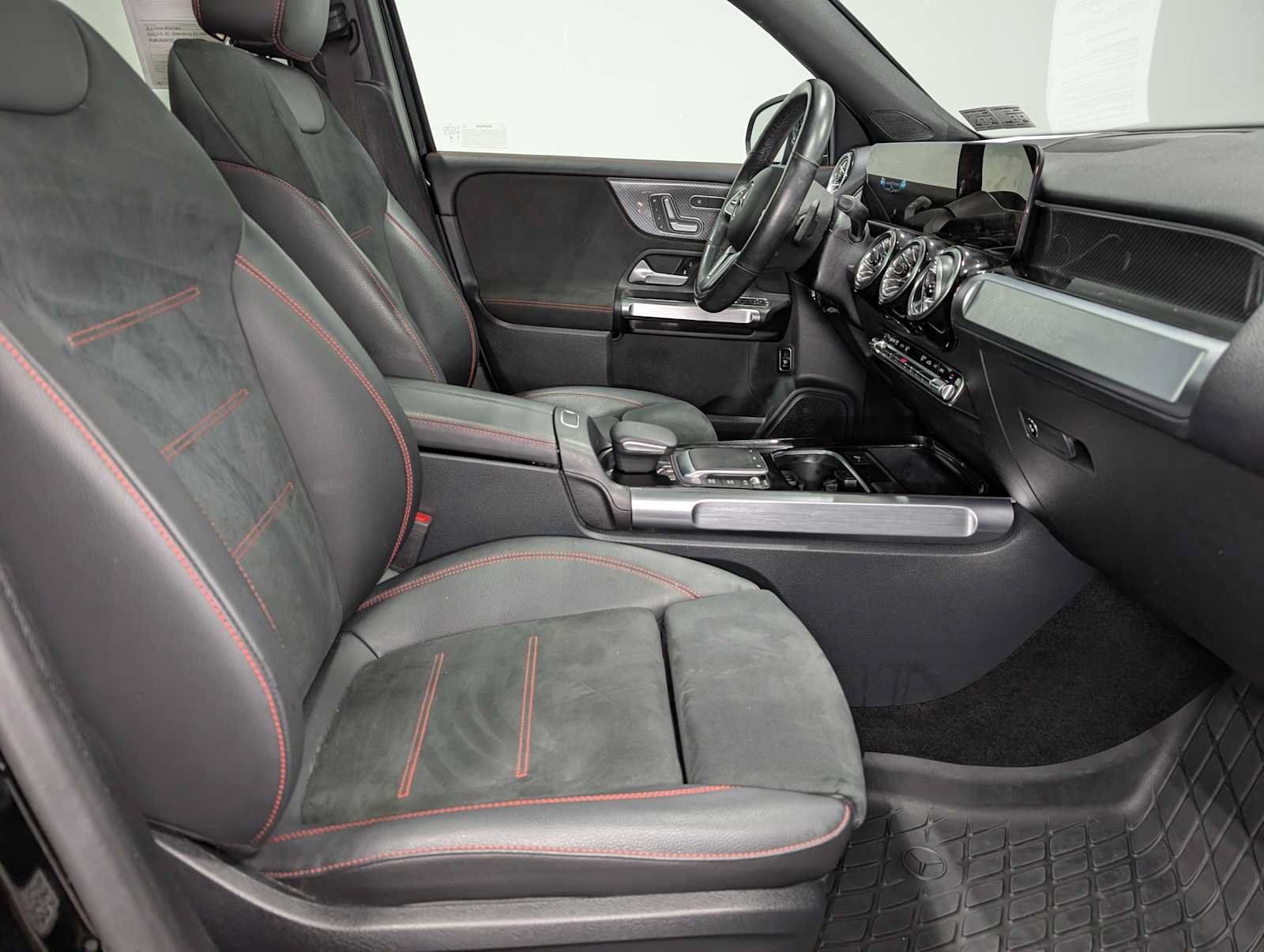 Used 2023 Mercedes-Benz GLB 250 4MATIC image 37