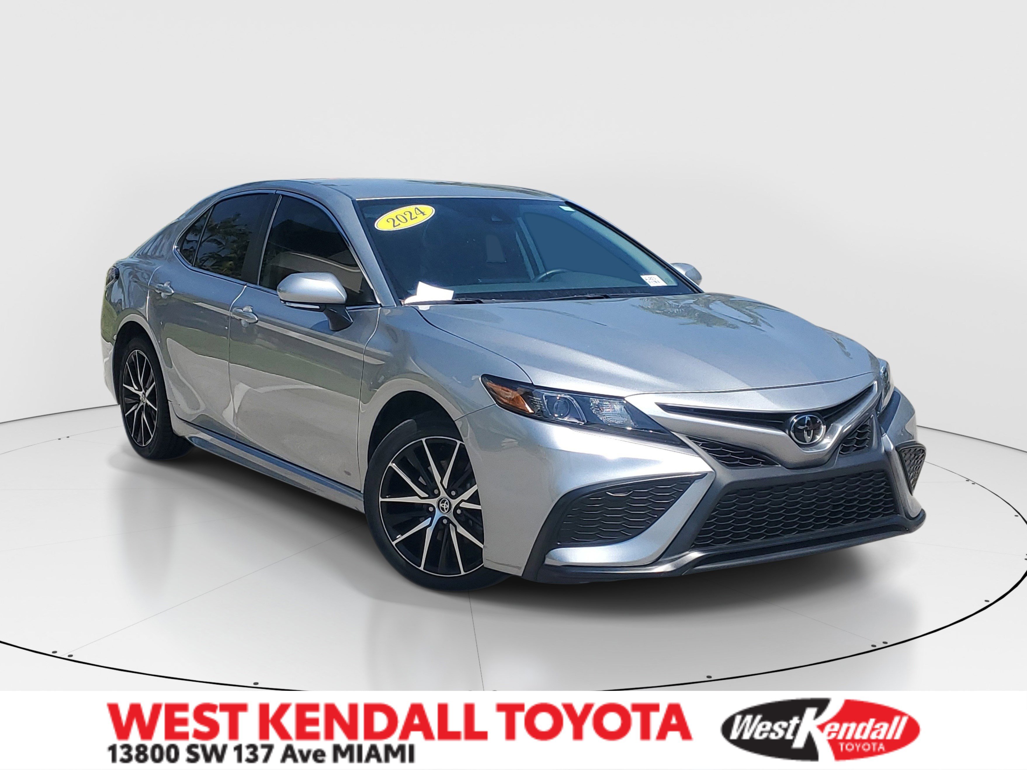 Used 2024 Toyota Camry SE FWD image 1