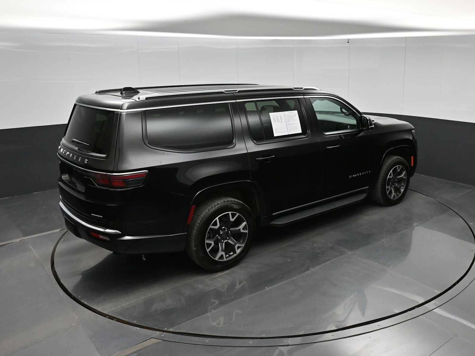 Used 2024 Jeep Wagoneer Series III AWD/4WD image 30