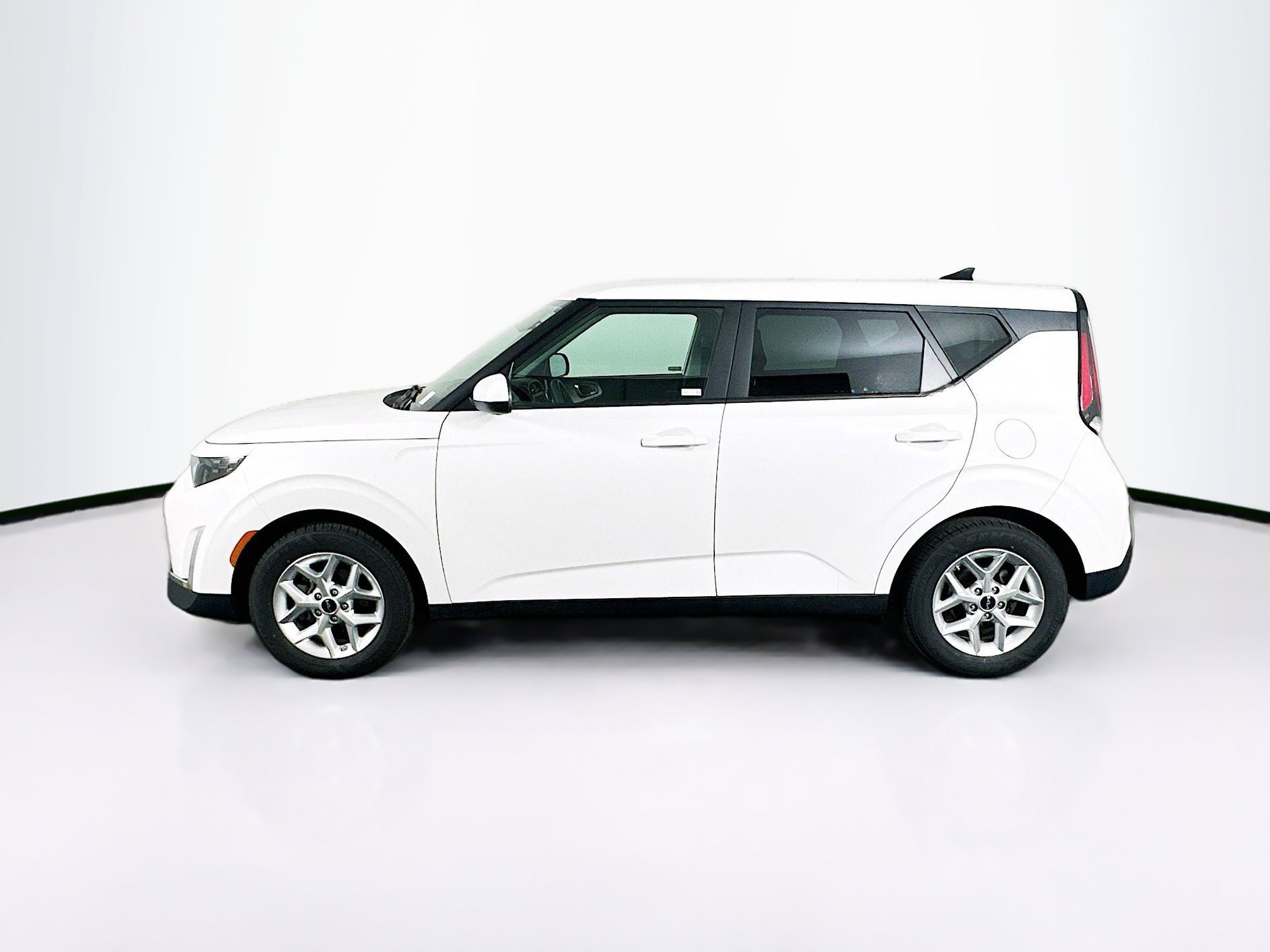 Used 2025 Kia Soul LX w/ LX Technology Package image 4