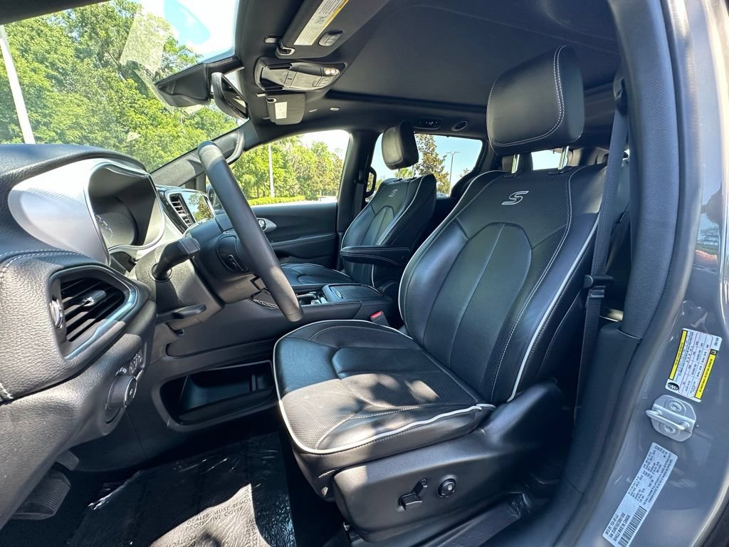 Used 2025 Chrysler Pacifica Limited FWD image 11