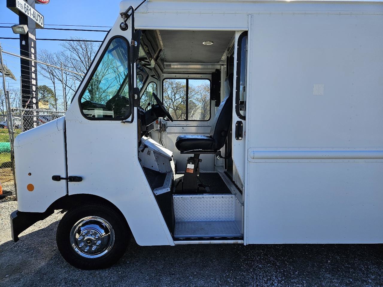 Used 2013 Ford E-350 and Econoline 350 Super Duty w/ Air Conditioning Prep Pkg image 9