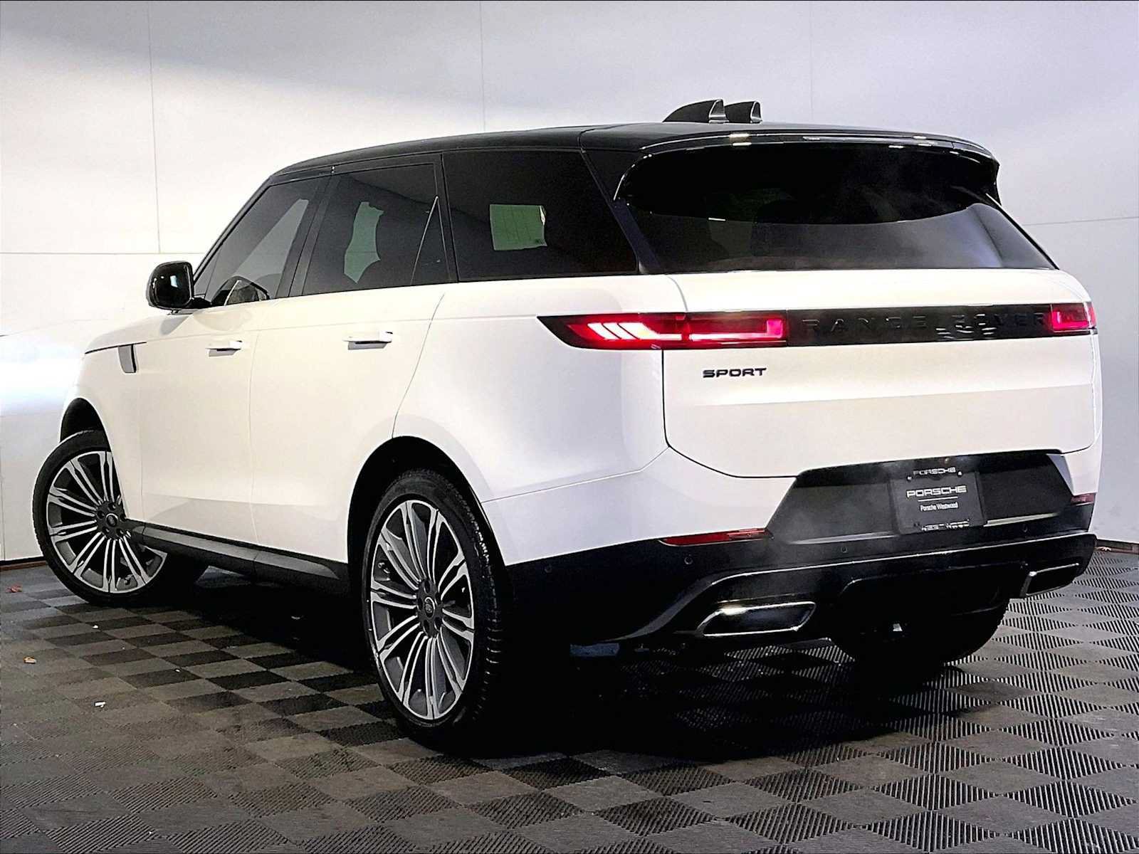 Used 2024 Land Rover Range Rover Sport SE AWD/4WD image 3