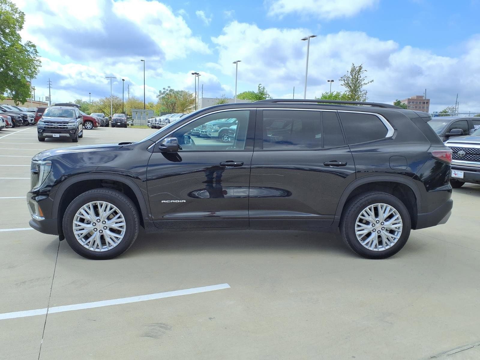 Used 2025 GMC Acadia Elevation w/ Elevation Premium Package image 8