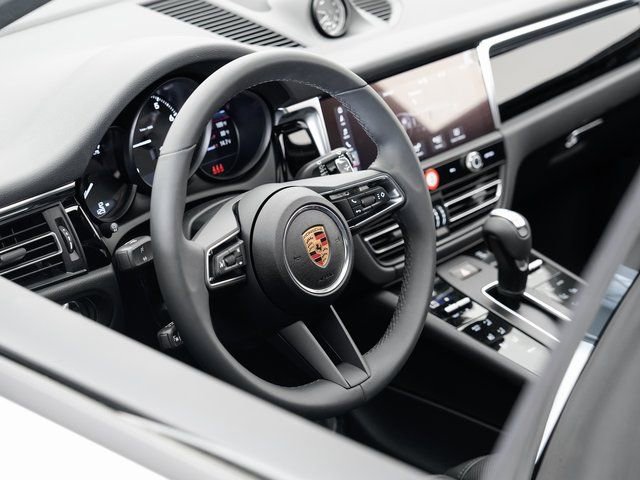 Certified 2025 Porsche Macan image 9