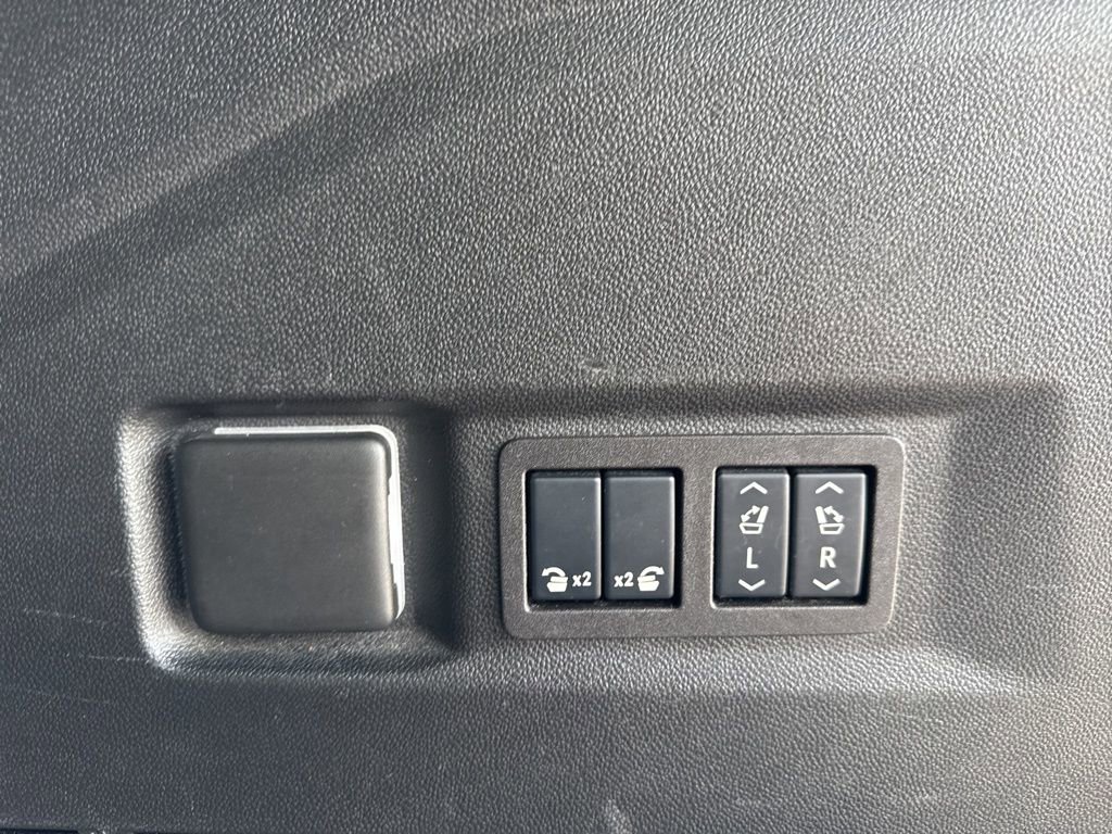 Used 2025 GMC Yukon Denali RWD image 29
