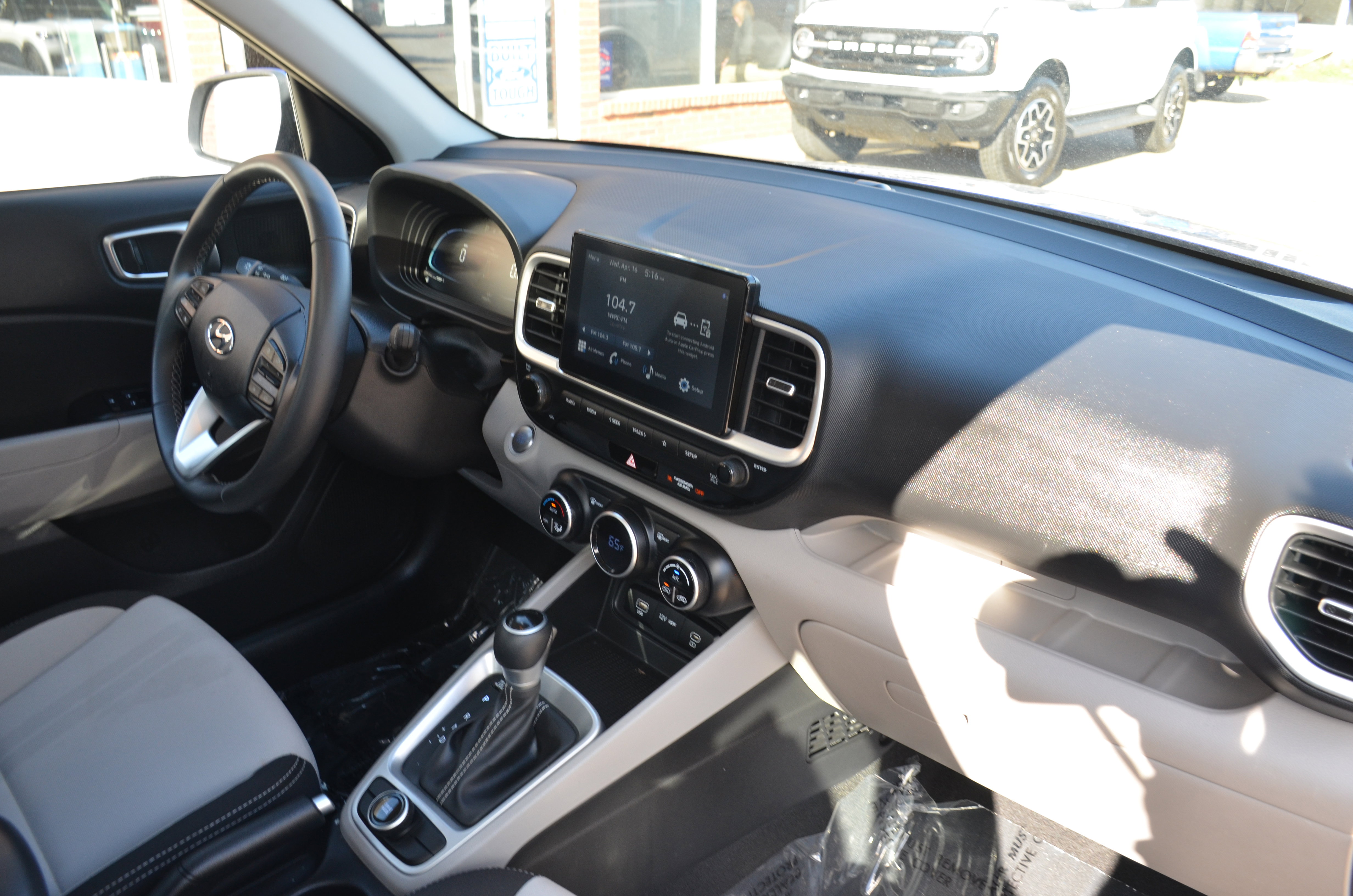 Used 2024 Hyundai Venue SEL image 20