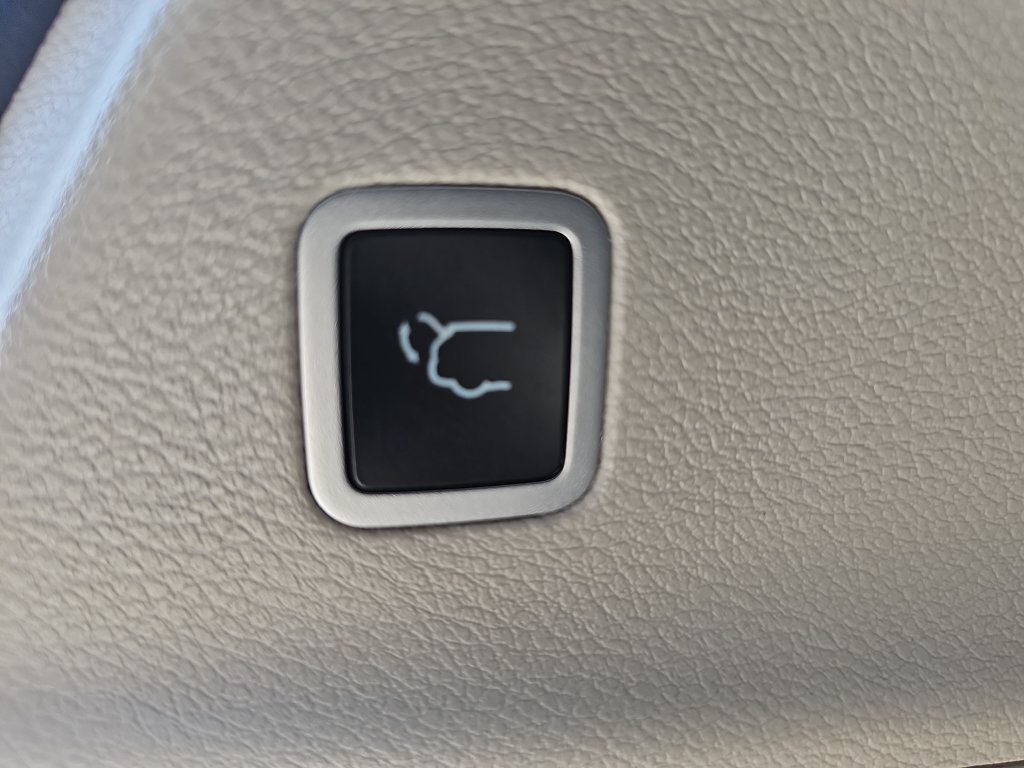 Used 2023 Chrysler Voyager LX FWD image 13