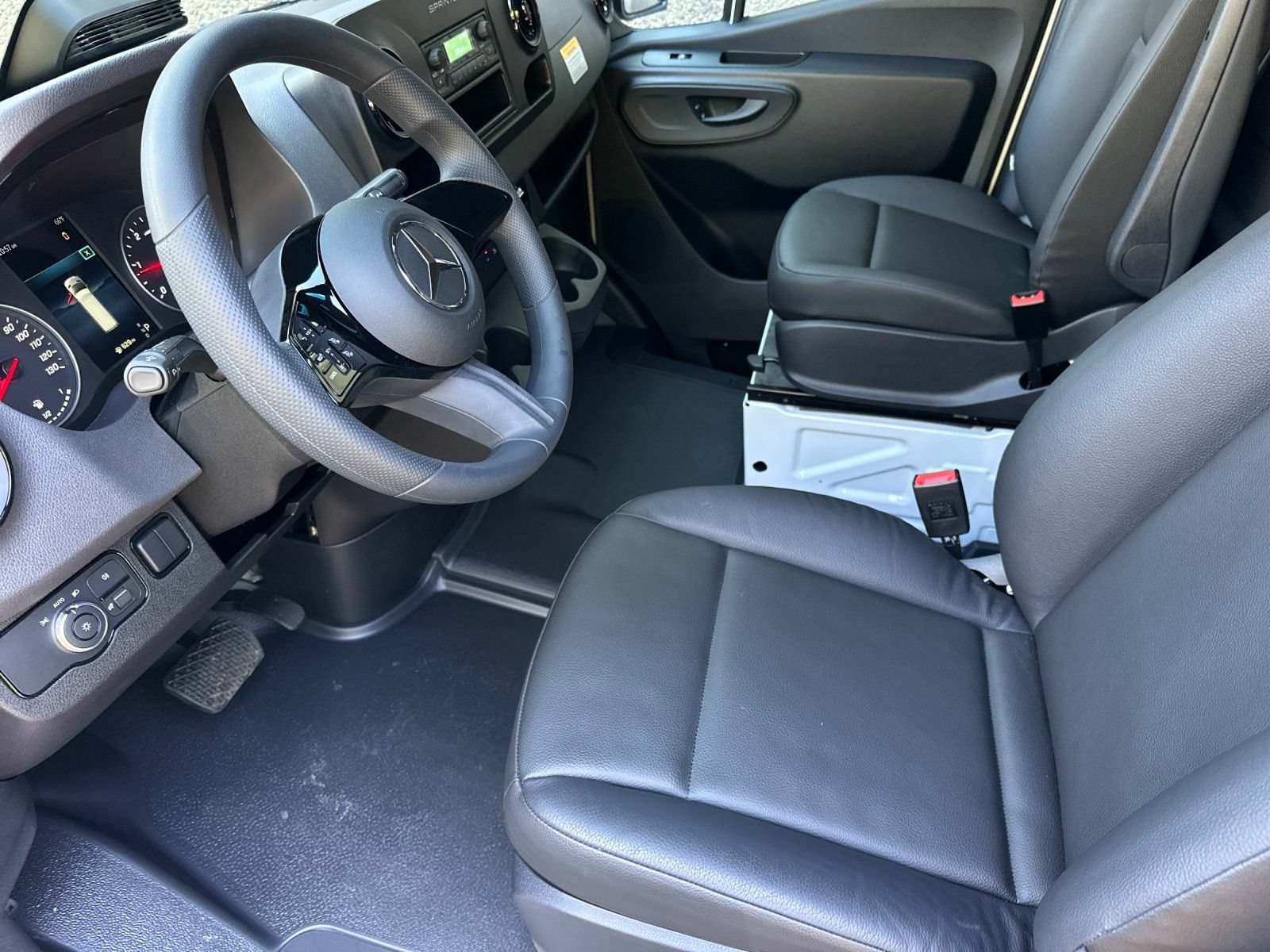 Used 2025 Mercedes-Benz Sprinter 2500 image 10