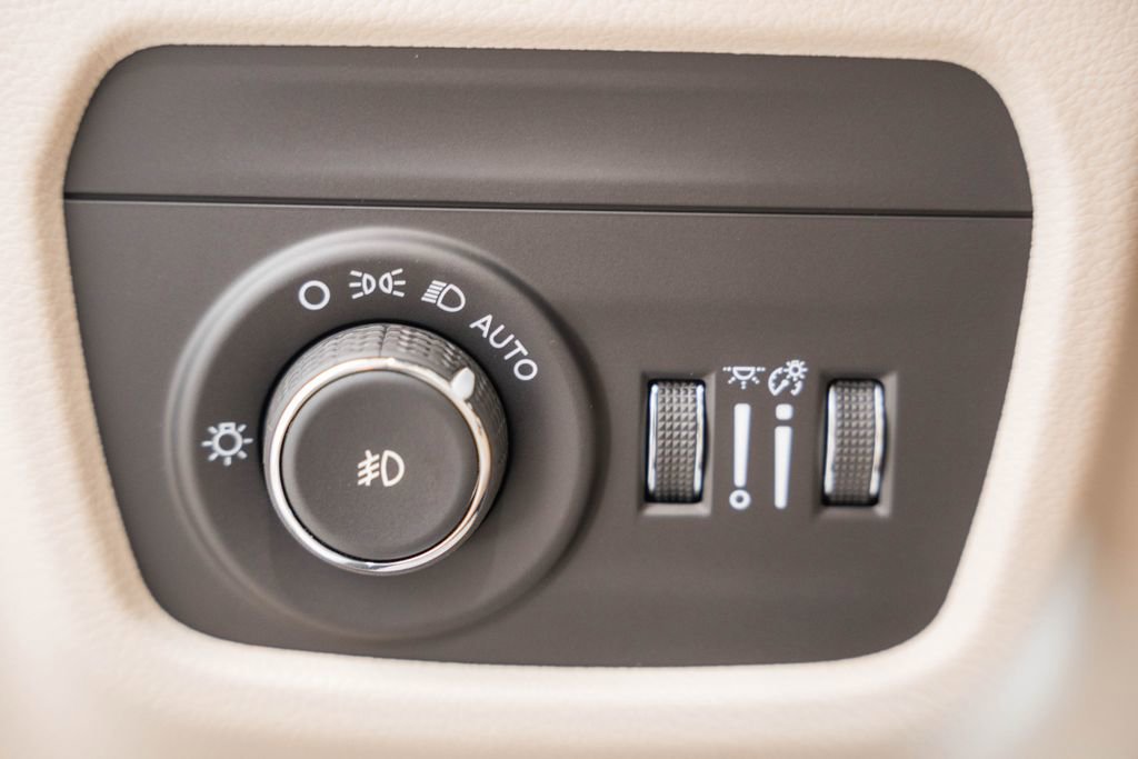 New 2025 Jeep Grand Cherokee L Limited w/ Luxury Tech Group II image 40