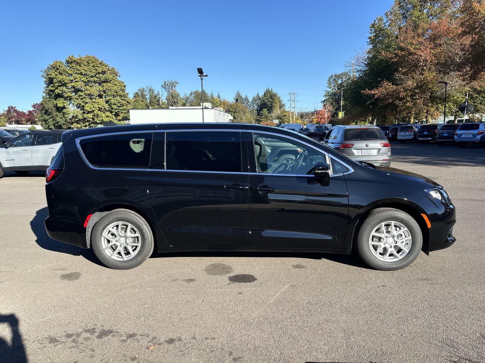 New 2027 Chrysler Pacifica LX FWD image 6