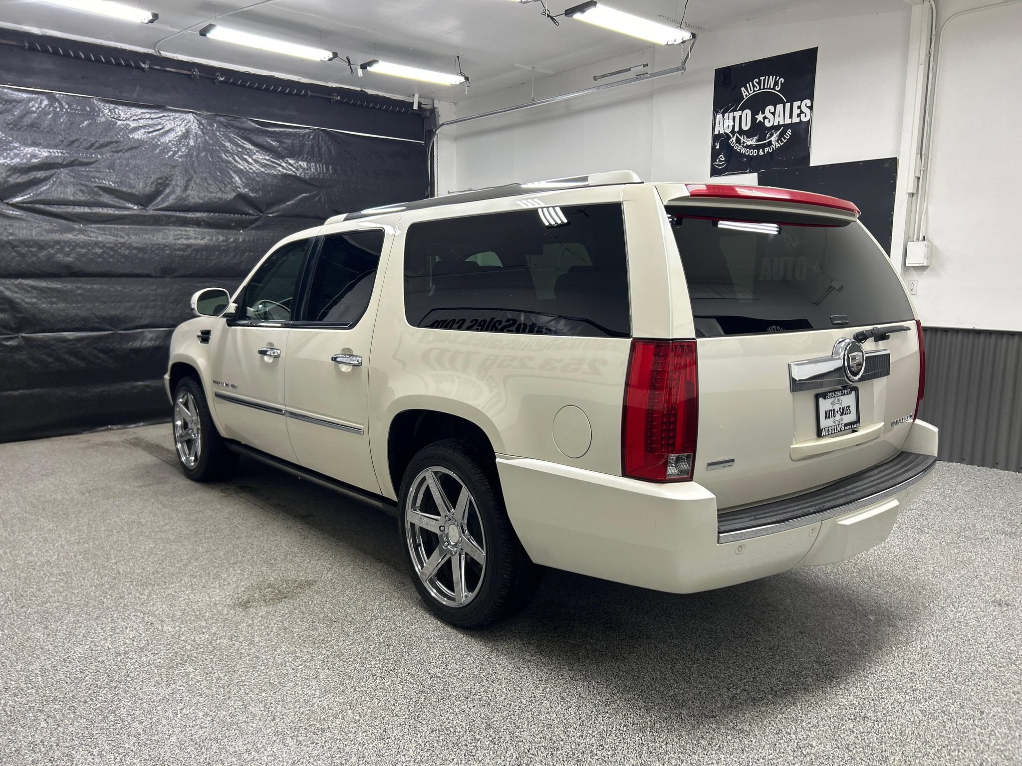 Used 2010 Cadillac Escalade ESV Premium AWD/4WD image 4