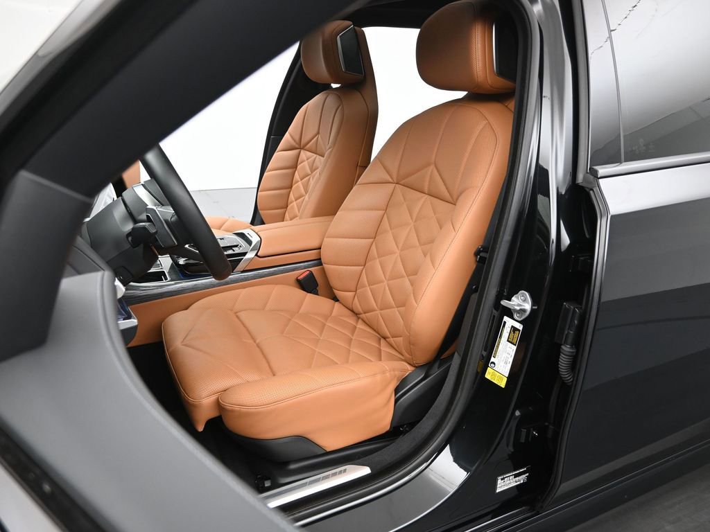 Used 2023 BMW 740i w/ Parking Assistance Package image 8