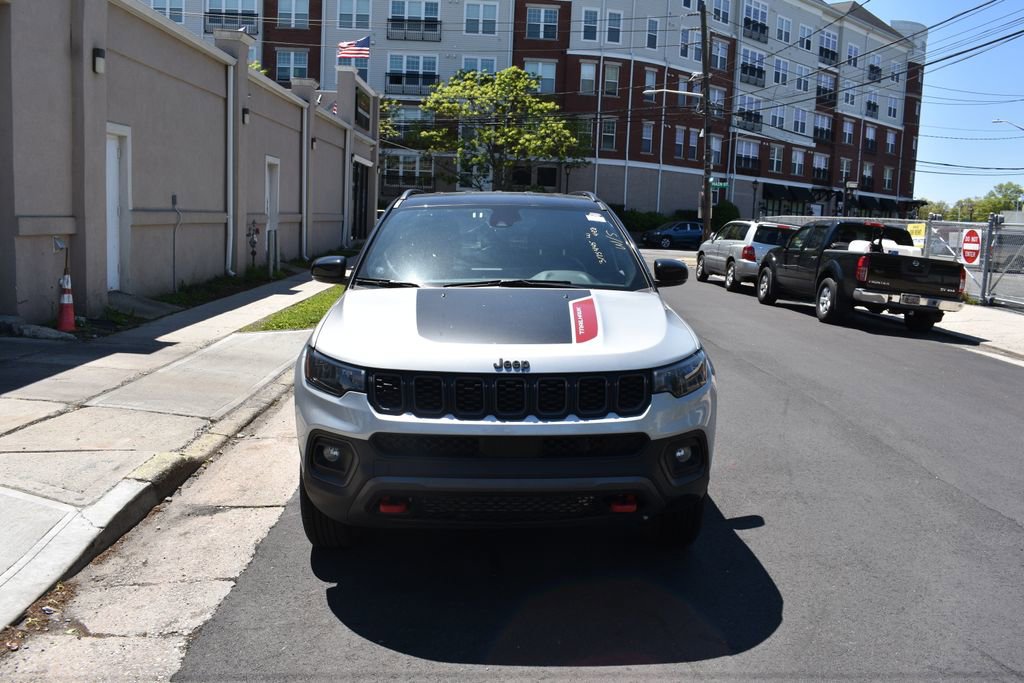 Used 2025 Jeep Compass Trailhawk w/ Trailer Tow Group AWD/4WD image 3