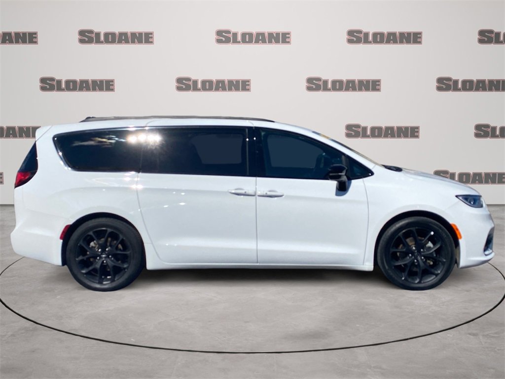 Used 2025 Chrysler Pacifica Limited image 6