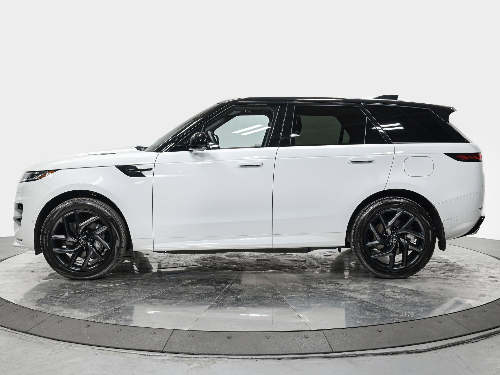 Used 2025 Land Rover Range Rover Sport Dynamic SE AWD/4WD image 2