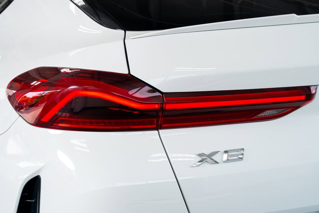 Used 2022 BMW X6 xDrive40i w/ M Sport Package AWD/4WD image 18