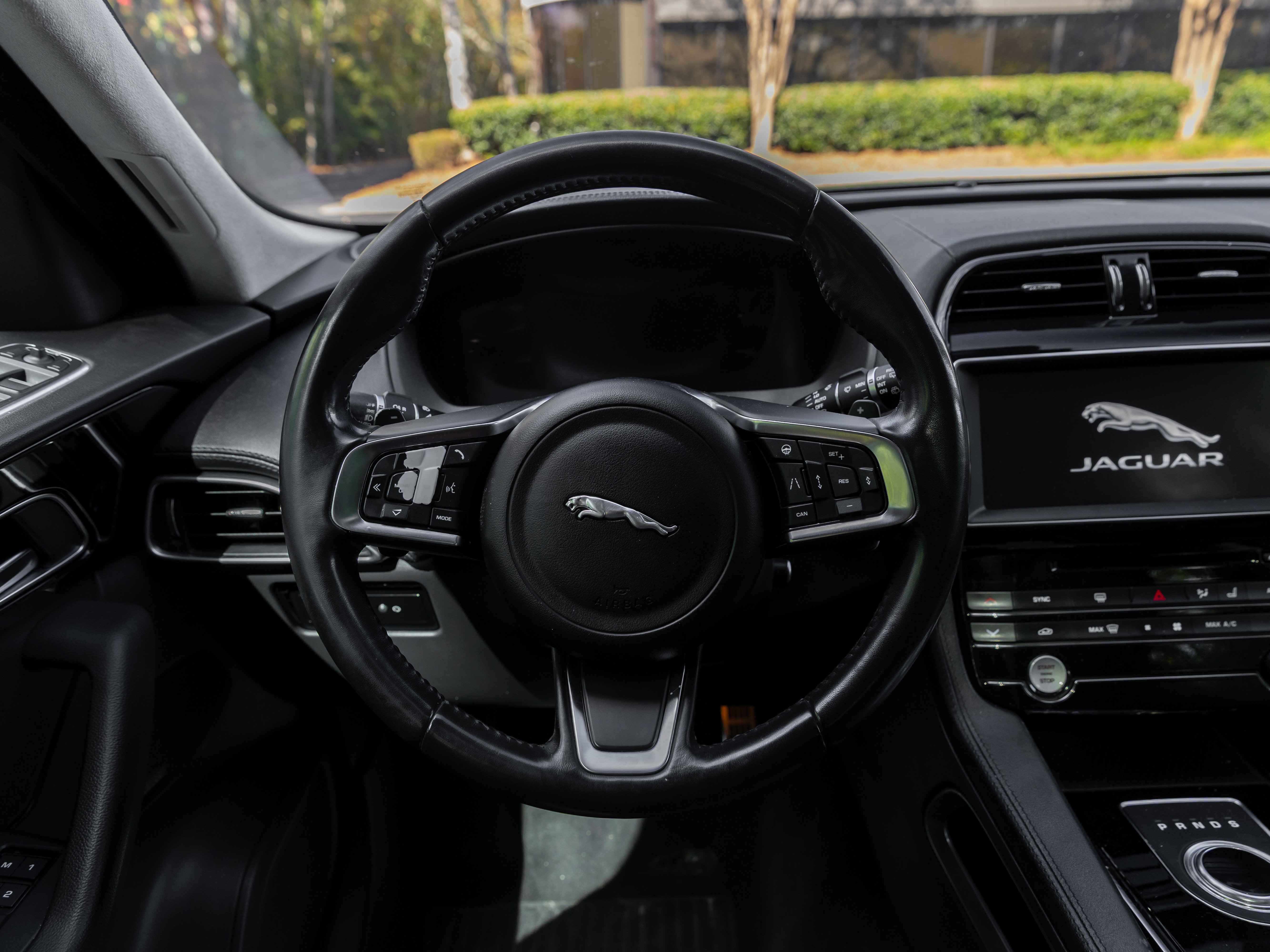 Used 2019 Jaguar F-PACE Prestige image 6