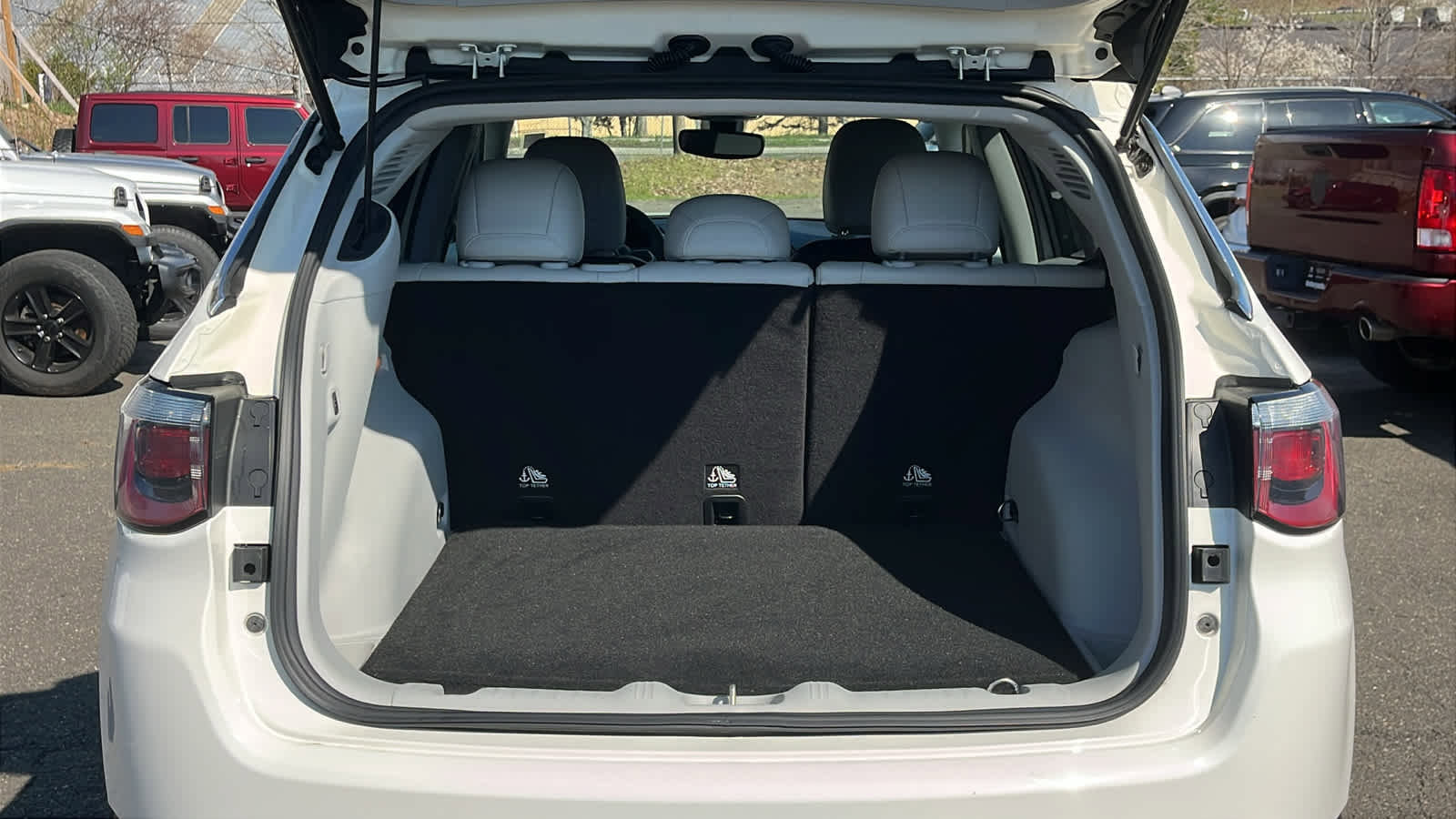 Used 2017 Jeep Compass Latitude w/ Cold Weather Group image 28