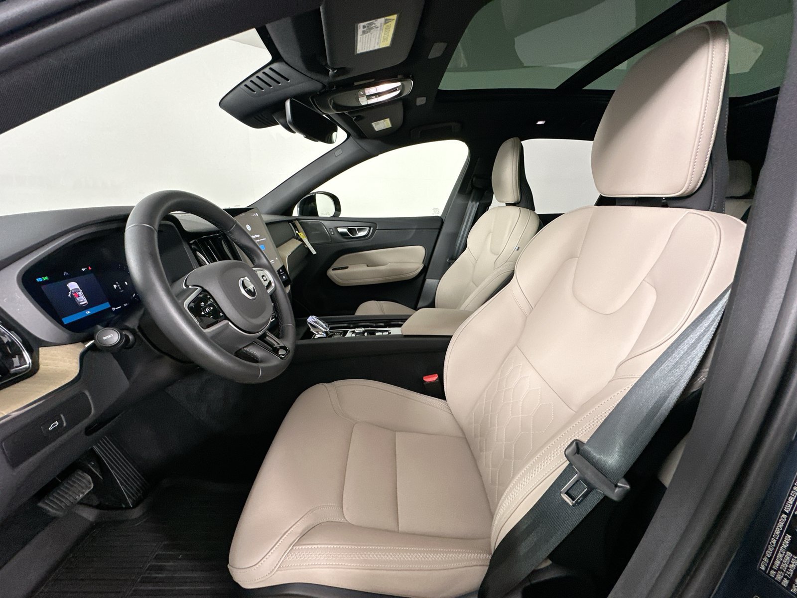 New 2026 Volvo XC60 B5 Plus w/ Protection Package Premier AWD/4WD image 32