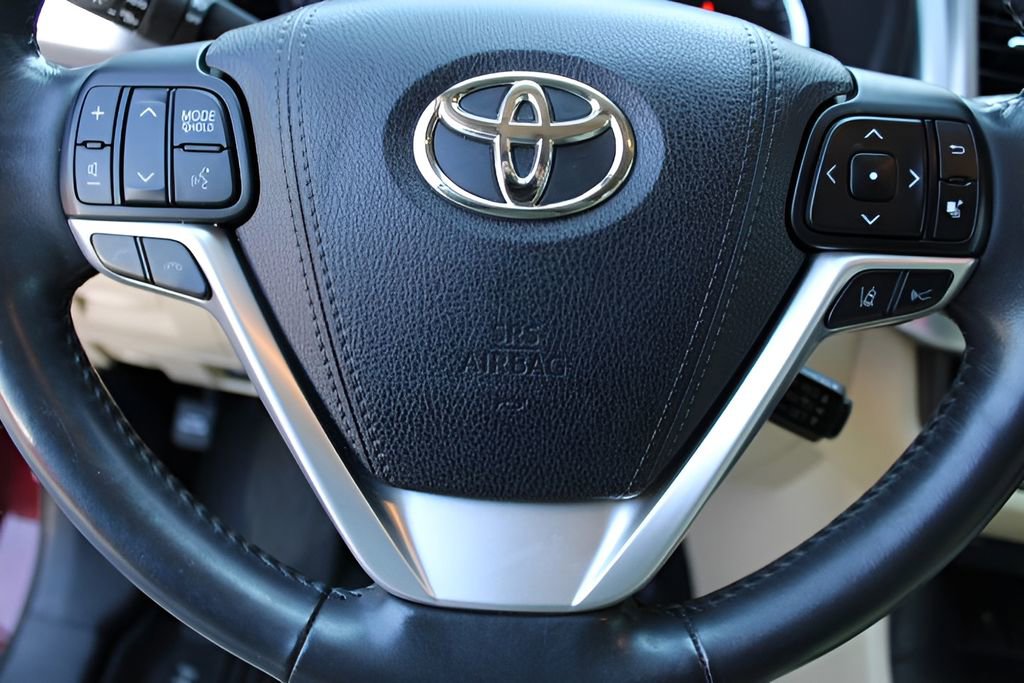 Used 2018 Toyota Highlander Limited Platinum AWD/4WD image 12