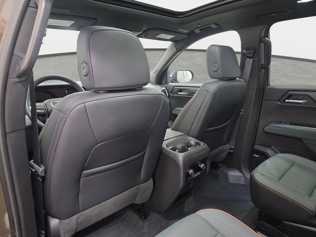 Used 2025 GMC Acadia AT4 w/ Luxury Package image 12