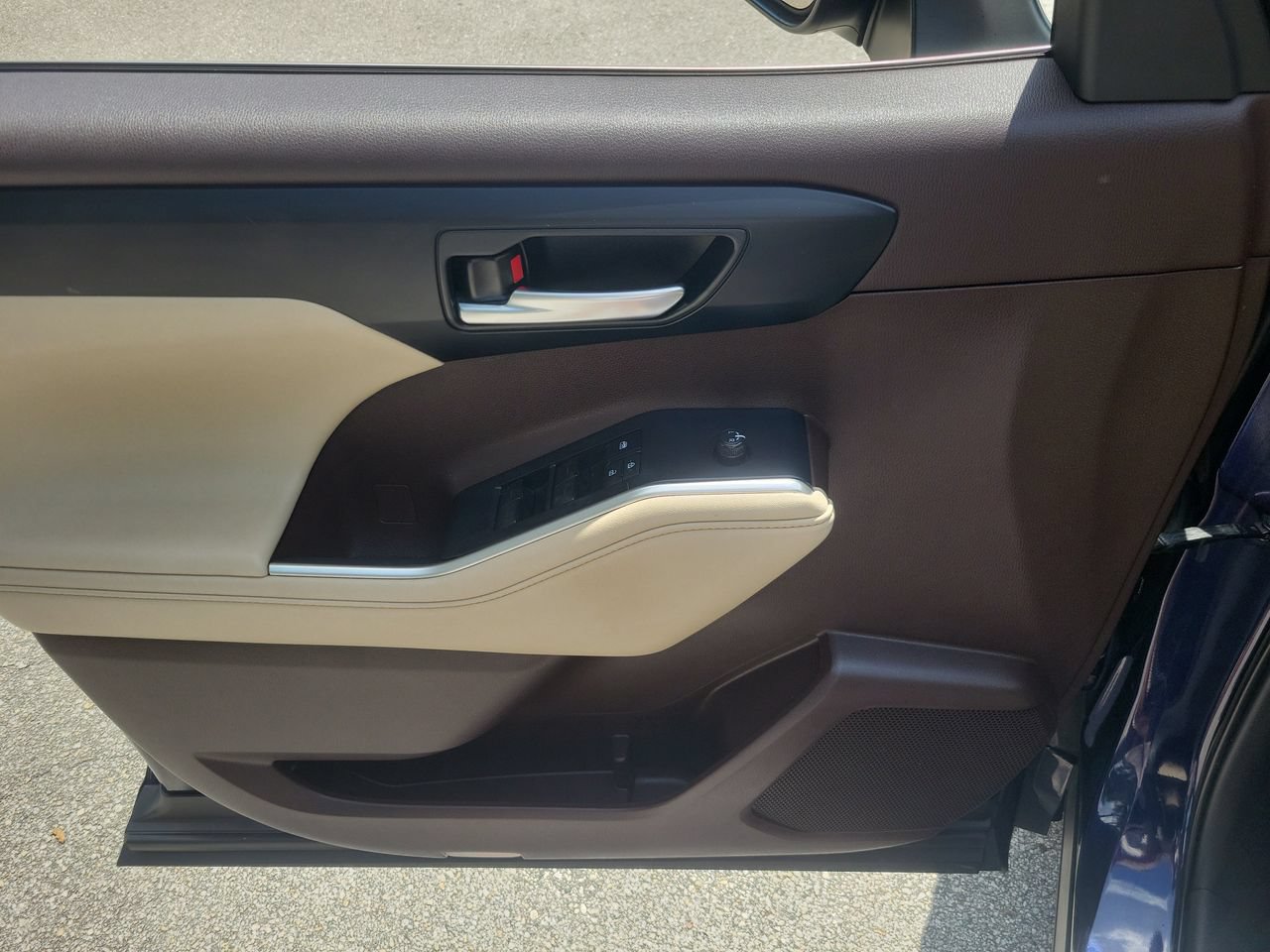 Used 2021 Toyota Highlander XLE FWD image 14