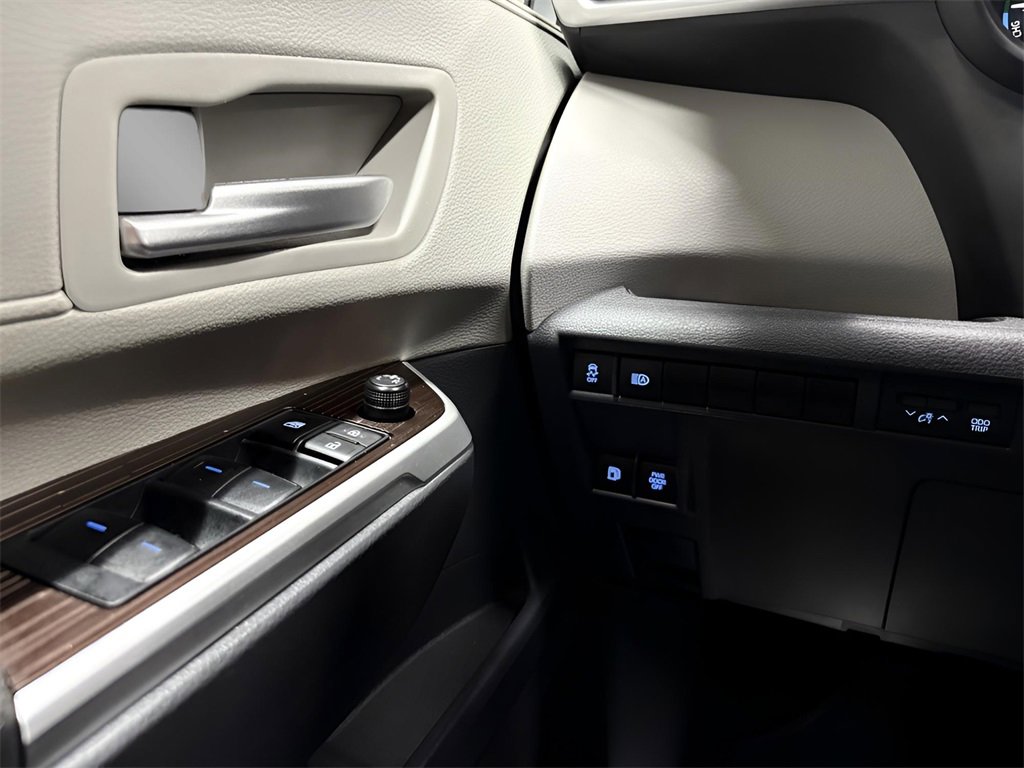 Used 2023 Toyota Sienna XLE image 11