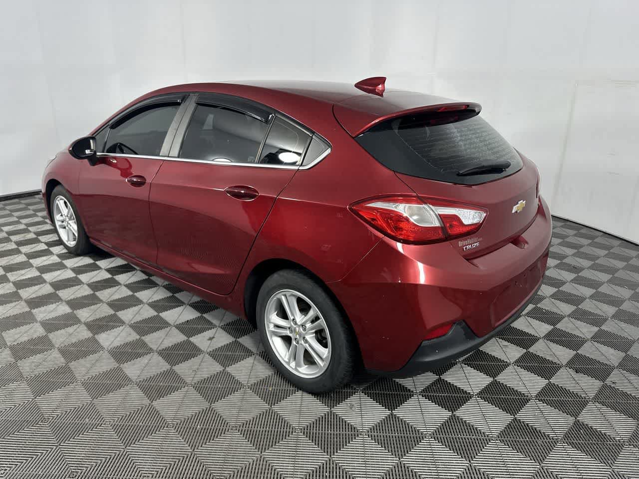Used 2018 Chevrolet Cruze LT w/ Sun And Sound Package FWD image 6