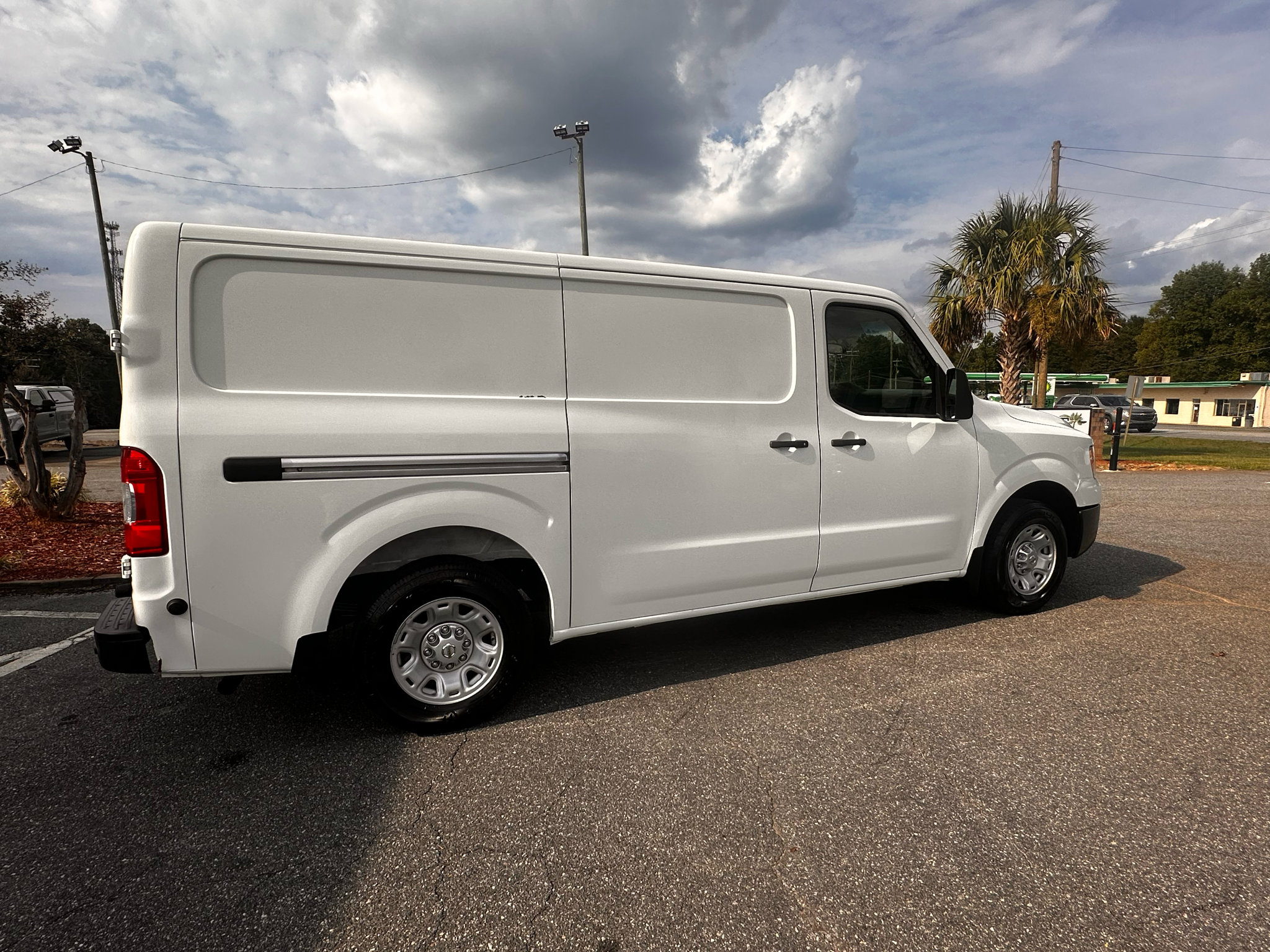 Used 2015 Nissan NV 2500 SV image 37
