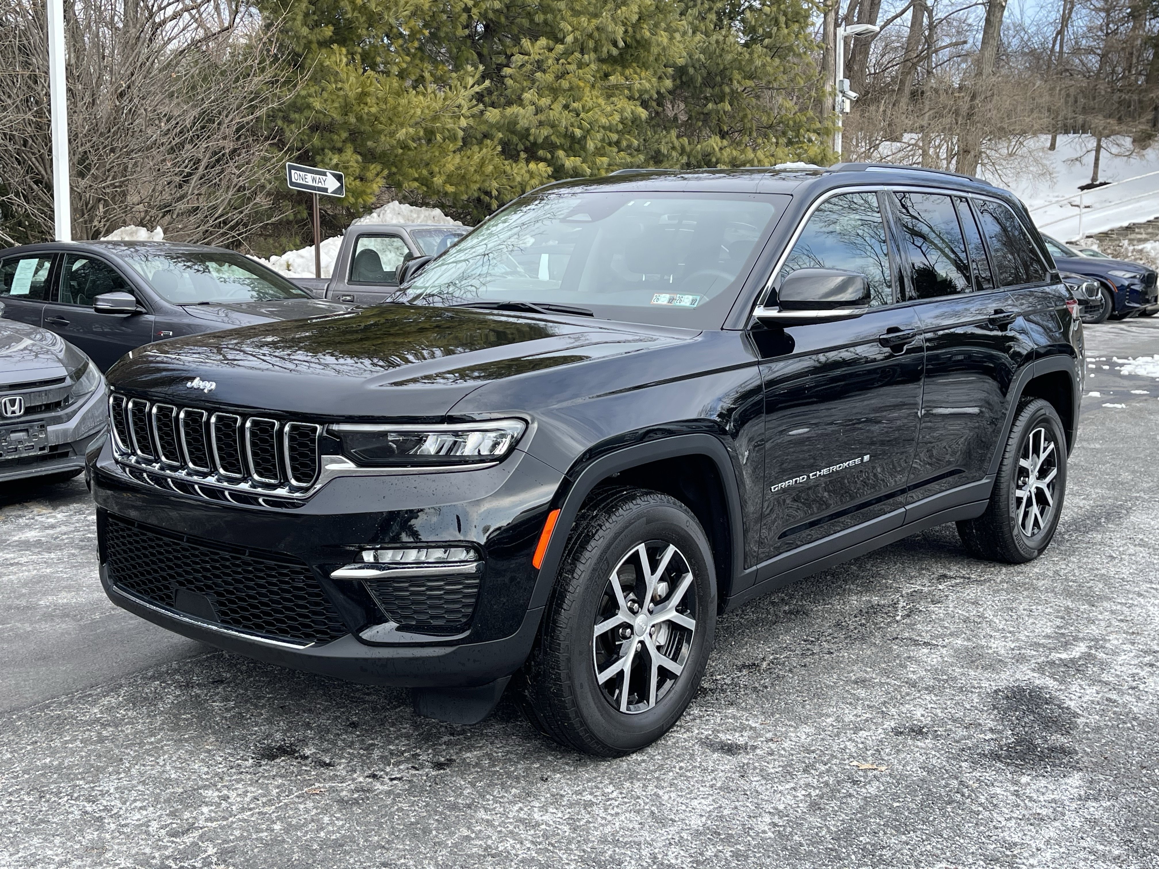 Used 2023 Jeep Grand Cherokee Limited image 1