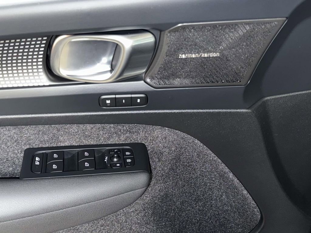 Used 2024 Volvo XC40 B5 Ultimate w/ Protection Package Premier AWD/4WD image 21