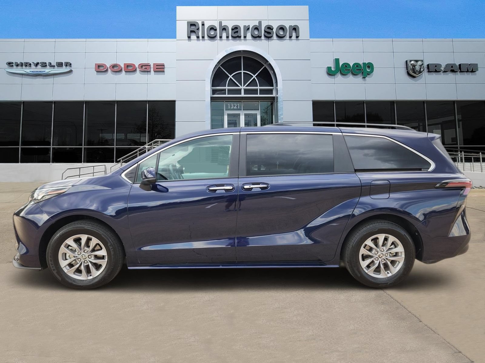 Used 2026 Toyota Sienna XLE FWD image 3
