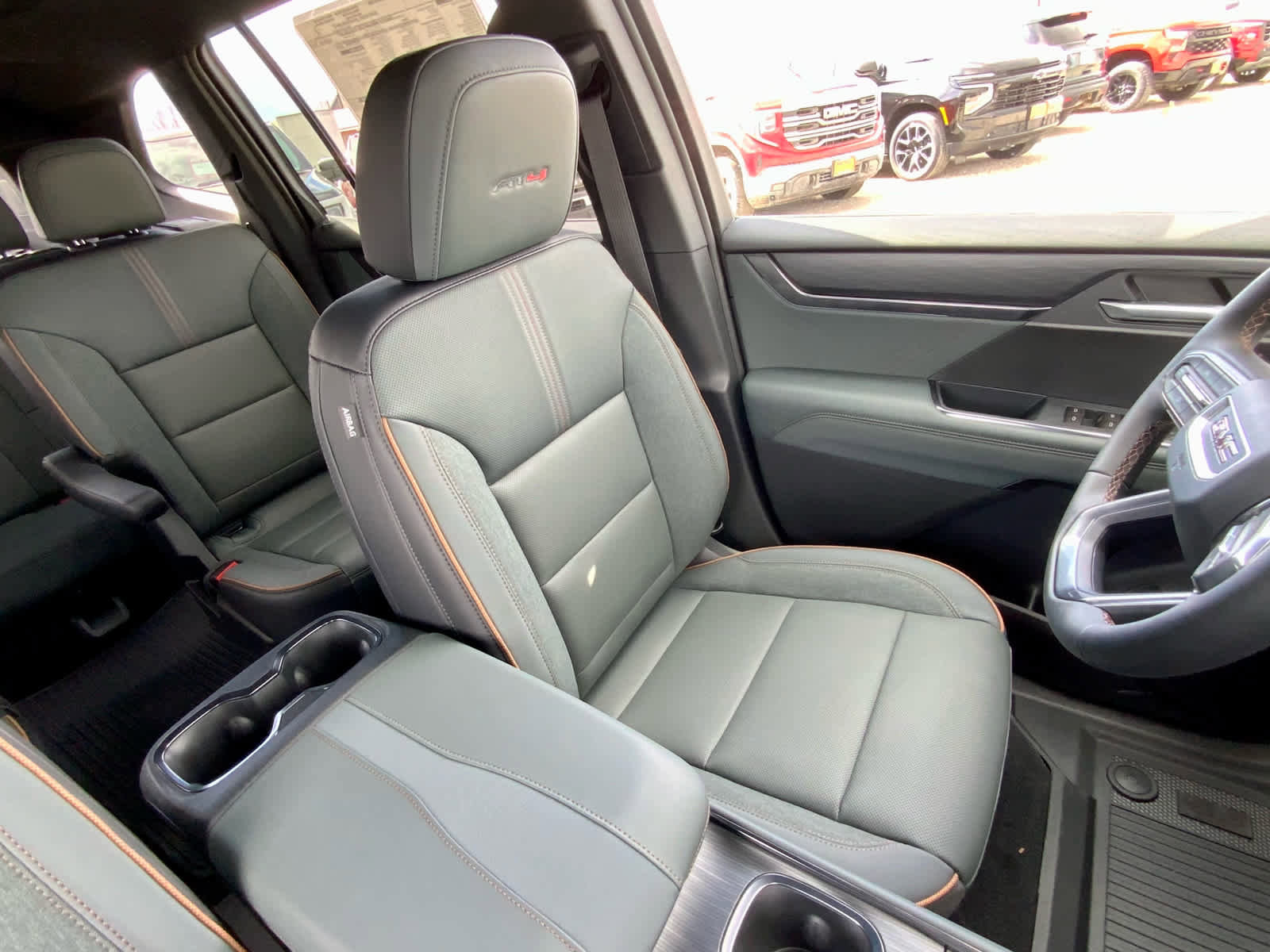 New 2026 GMC Acadia AT4 w/ LPO, Floor Liner Package AWD/4WD image 28