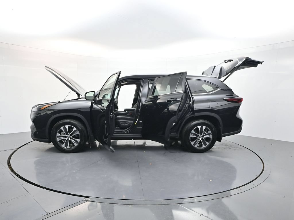 Used 2025 Toyota Highlander XLE AWD/4WD image 36