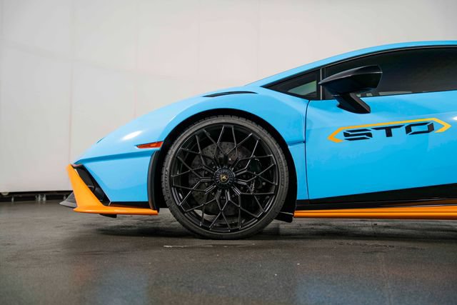 Used 2021 Lamborghini Huracan STO RWD image 12