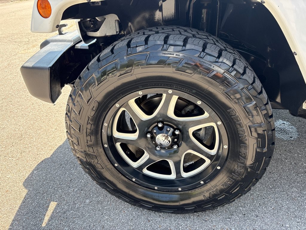 Used 2018 Jeep Wrangler Unlimited Sahara AWD/4WD image 9