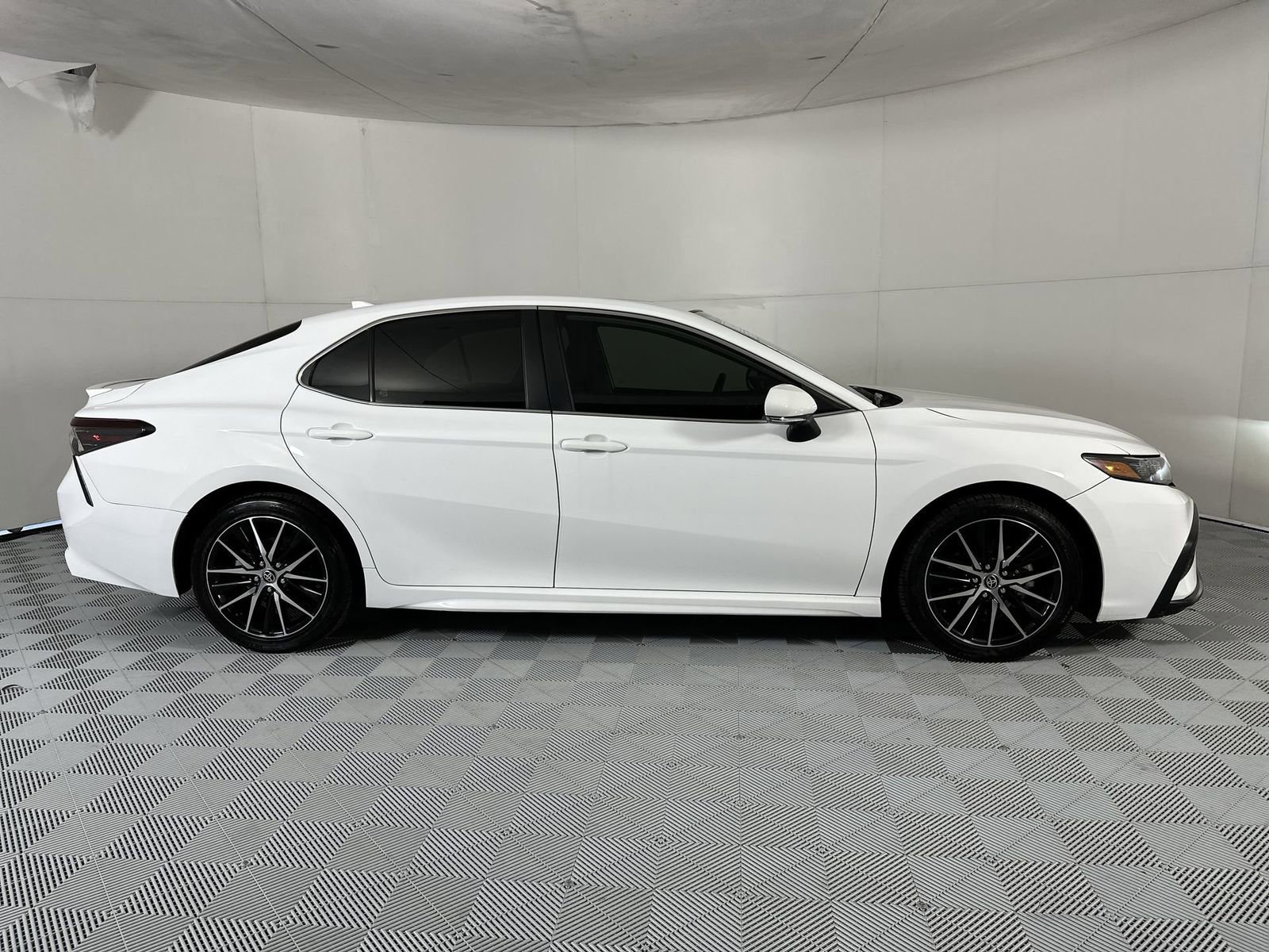 Used 2024 Toyota Camry SE w/ Convenience Package FWD image 9