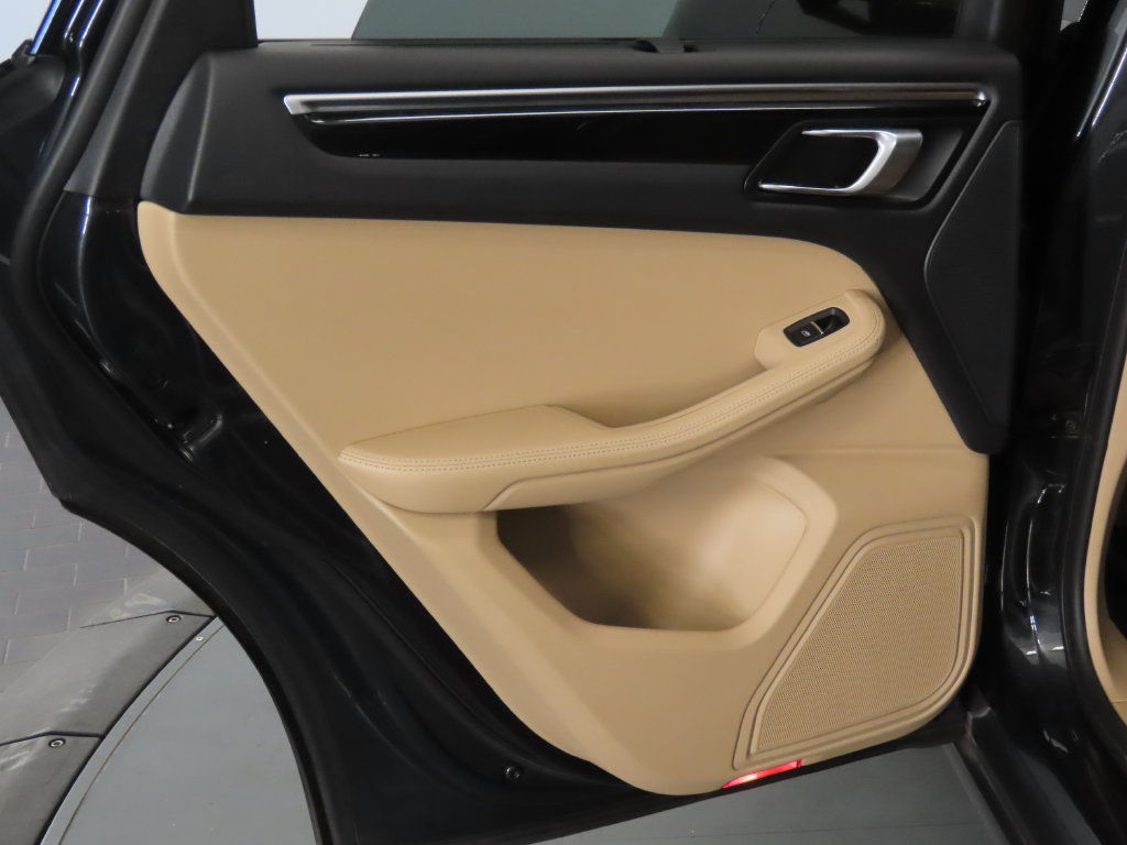 Certified 2023 Porsche Macan AWD/4WD image 43
