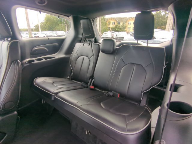 Used 2025 Chrysler Pacifica Limited FWD image 16
