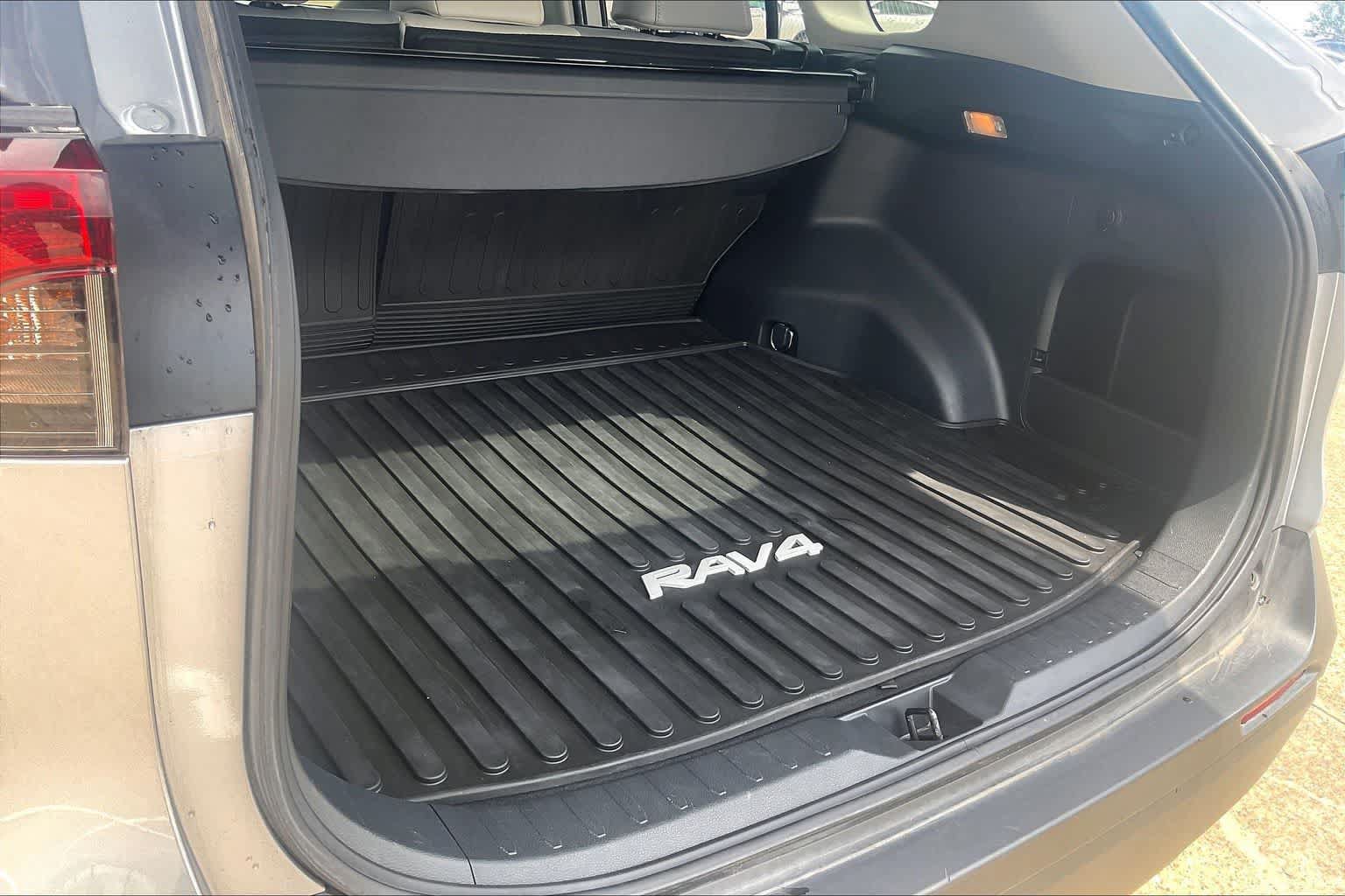 Used 2020 Toyota RAV4 XLE Premium AWD/4WD image 17