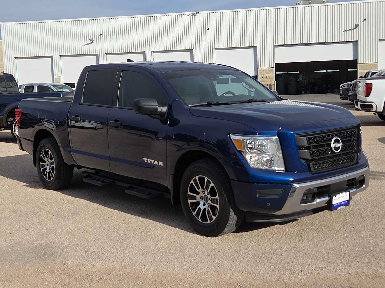 Used 2023 Nissan Titan SV w/ SV Convenience Package RWD image 2