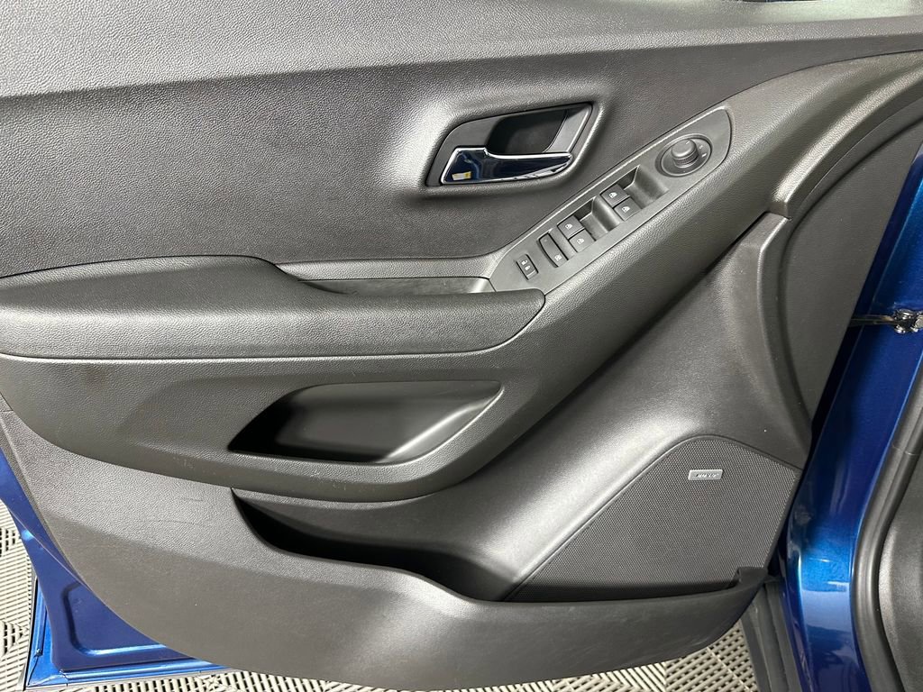 Used 2019 Chevrolet Trax LT w/ Sun & Sound Package AWD/4WD image 22