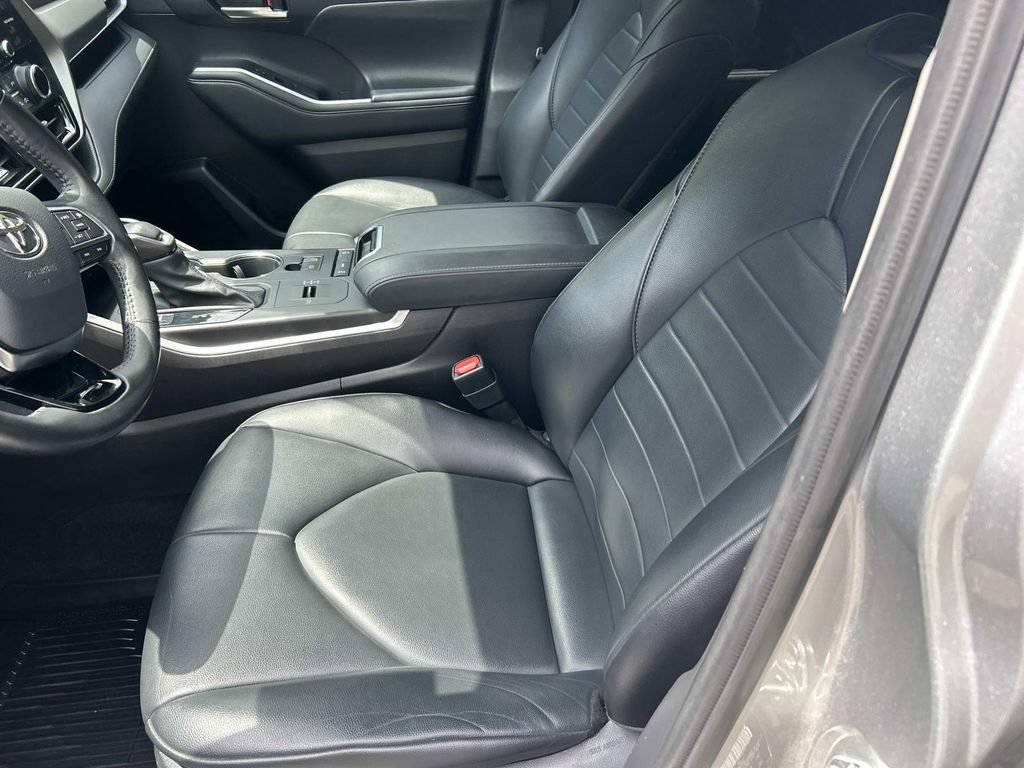 Used 2021 Toyota Highlander XLE FWD image 17